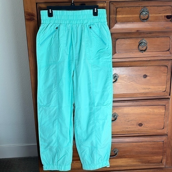 NWOT Zenana Women’s Mint Green Nylon Joggers With Zipper Pockets Size Large - Picture 1 of 9